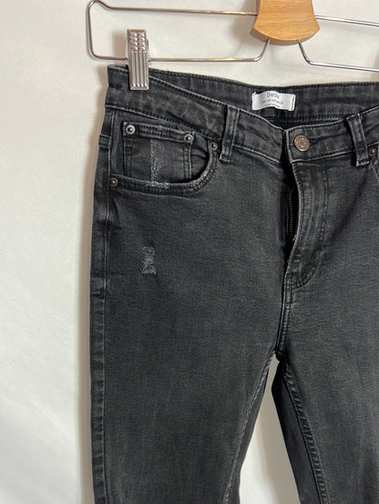 BERHKA. Pantalón negro rotos T.38