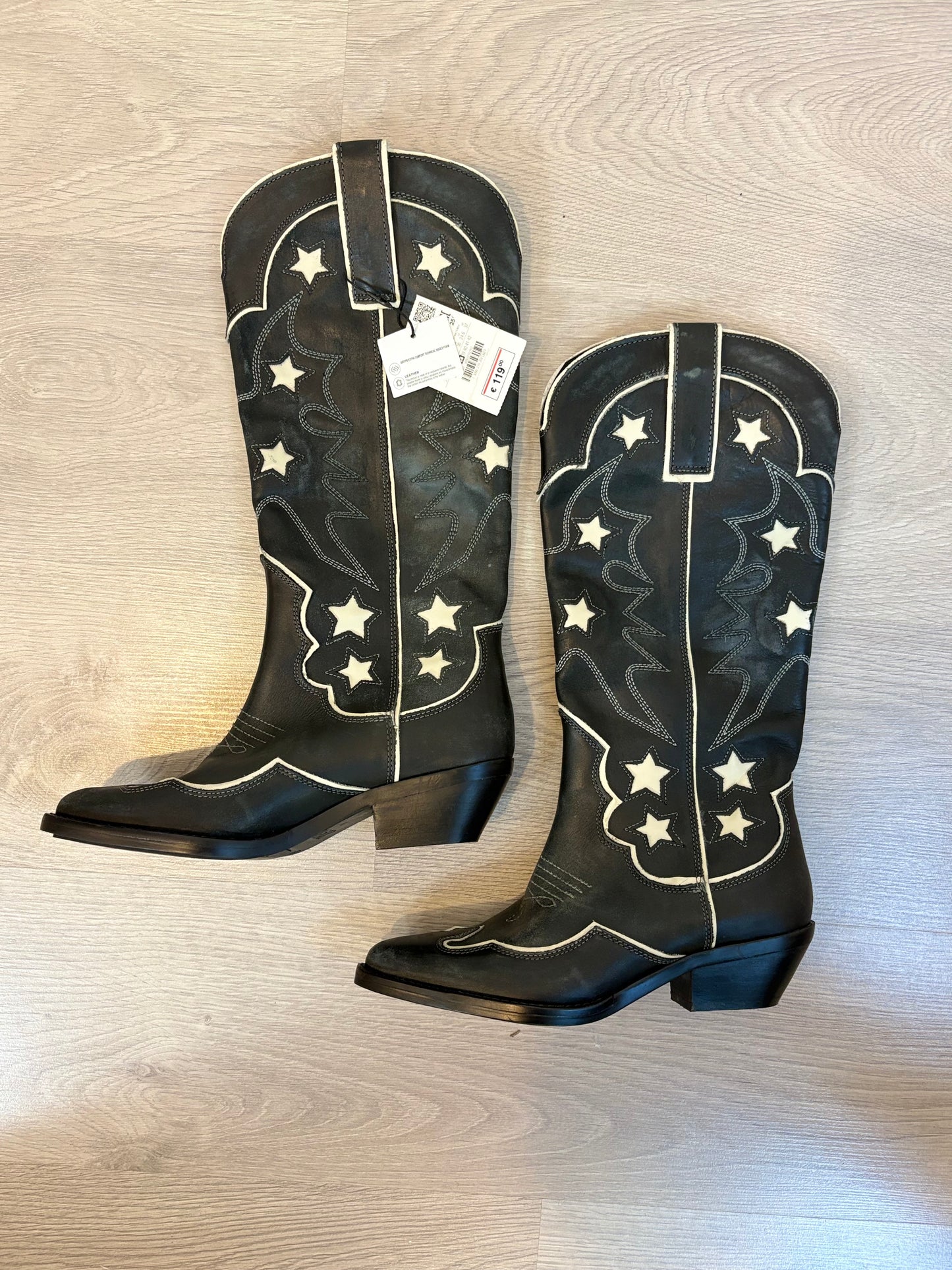 ZARA. Botas piel estrellas