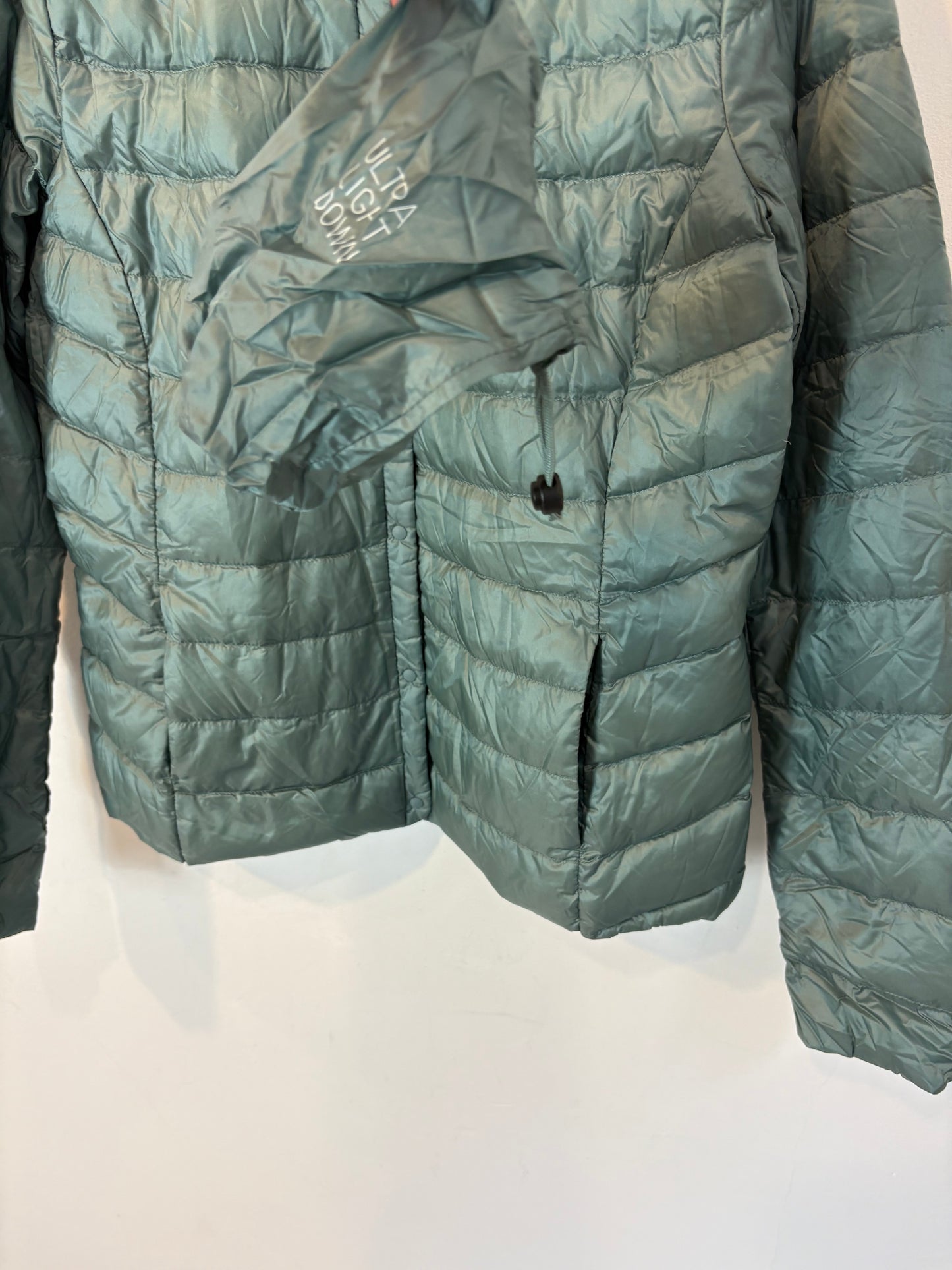 UNIQLO. Chaqueta plumas ultraligera verde claro