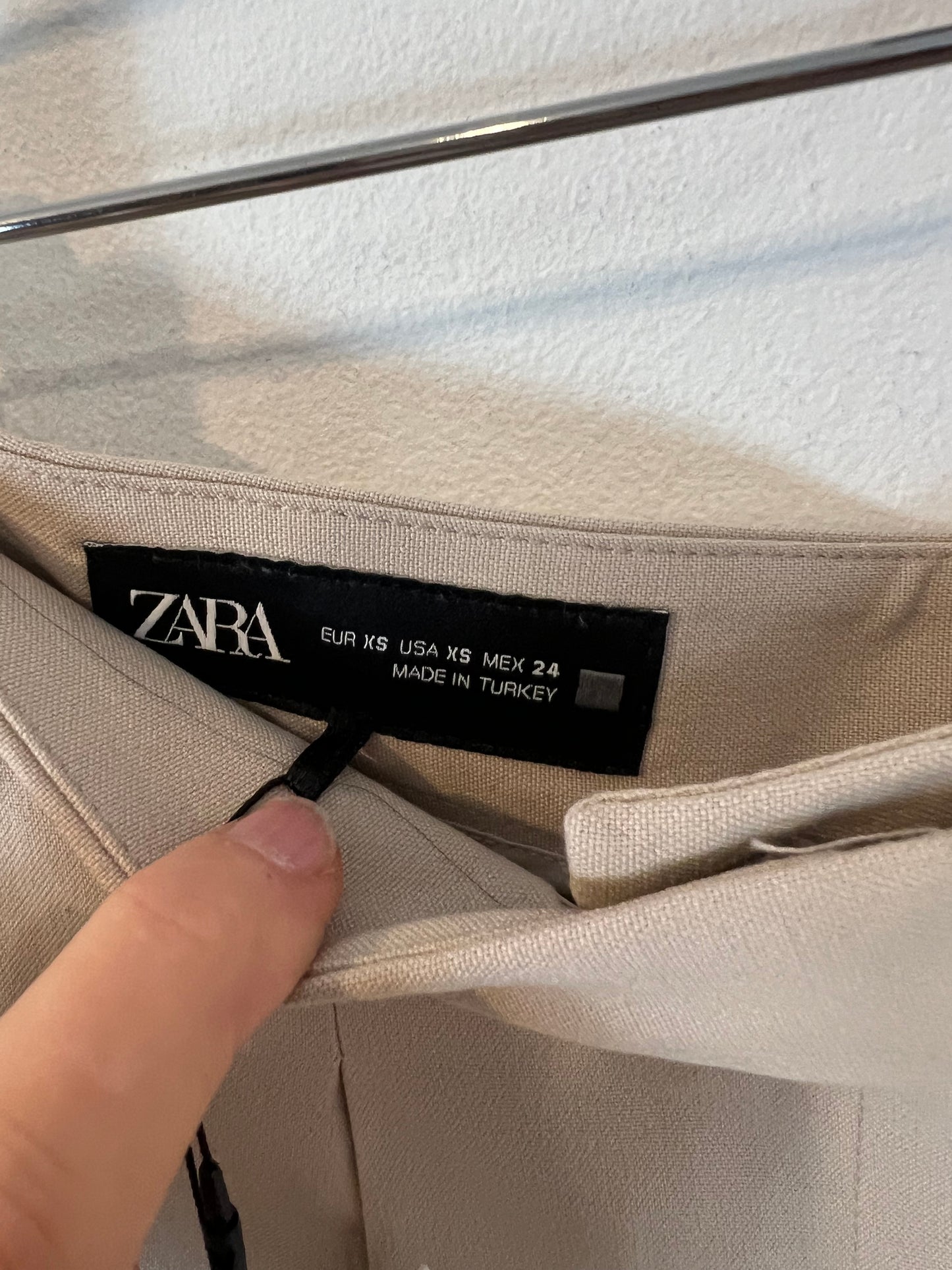 ZARA. Pantalón corto beige. T XS