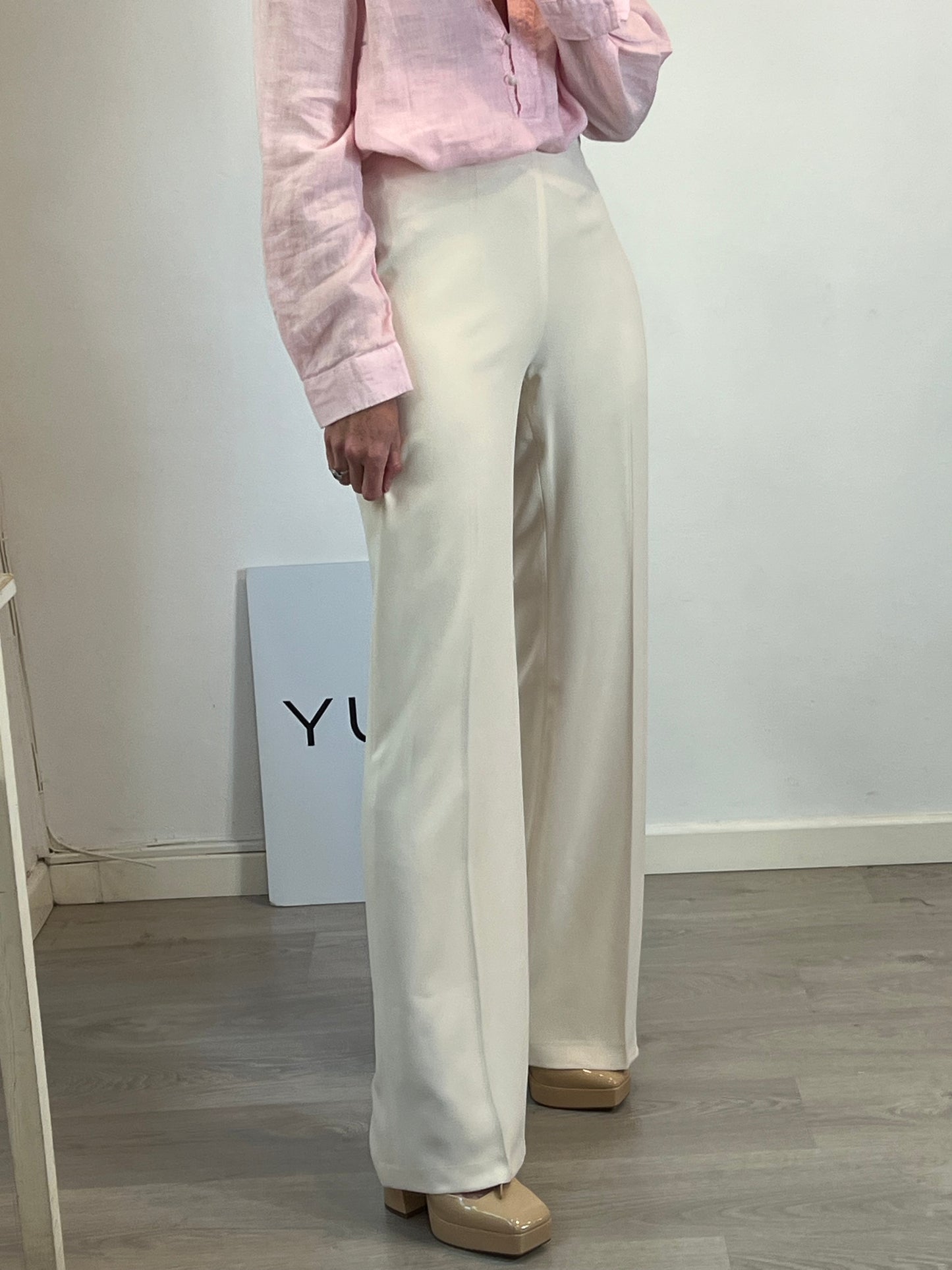 ELISABETTA FRANCHI. Pantalón fluido beige detalle cintura. T 36