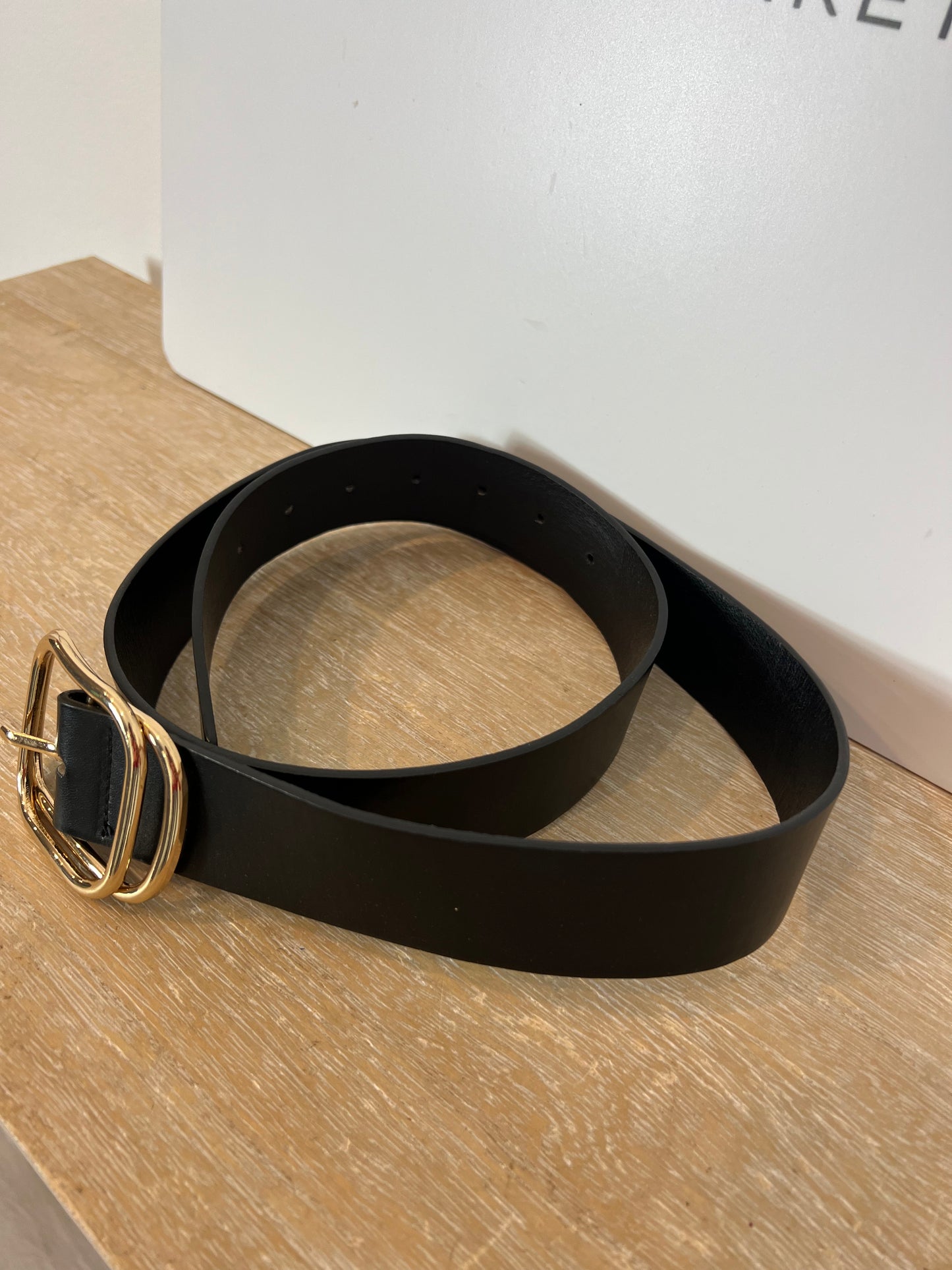 OTRAS. Cinturón negro hebilla dorada. TS/M