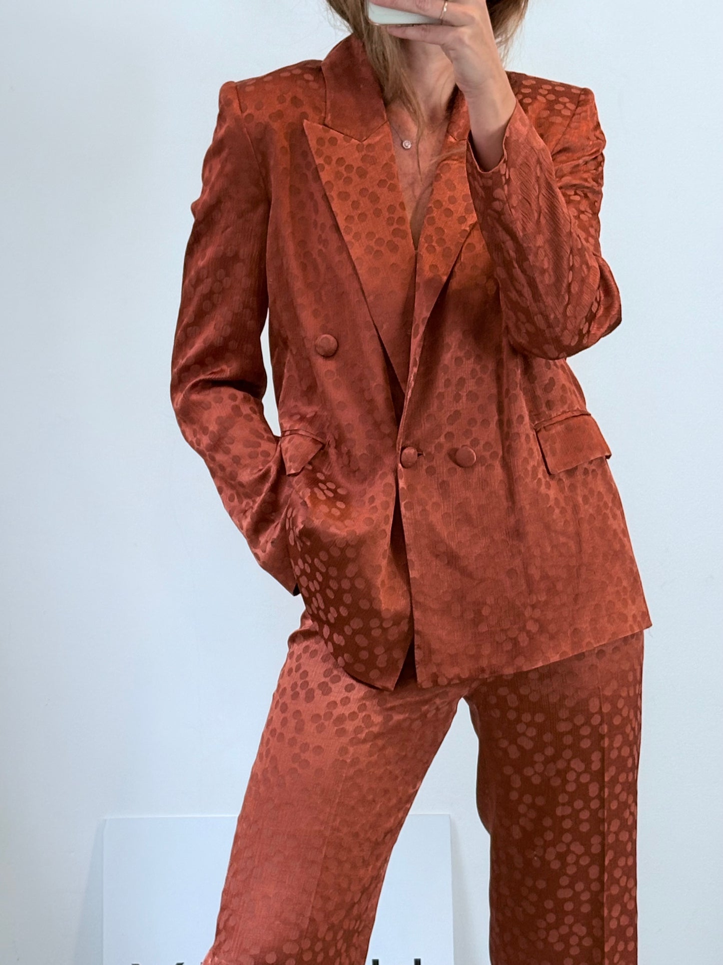 MANGO. Total look satinado caldera