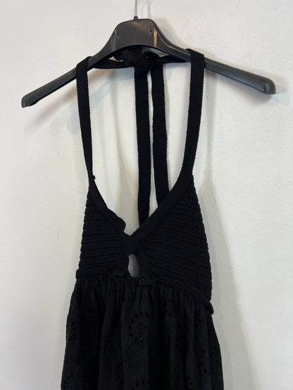 ZARA. Vestido corto negro troquelado T.s