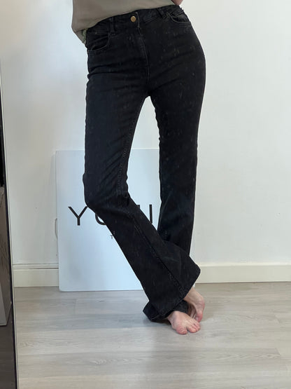 ZARA. Pantalón negro campana T.38