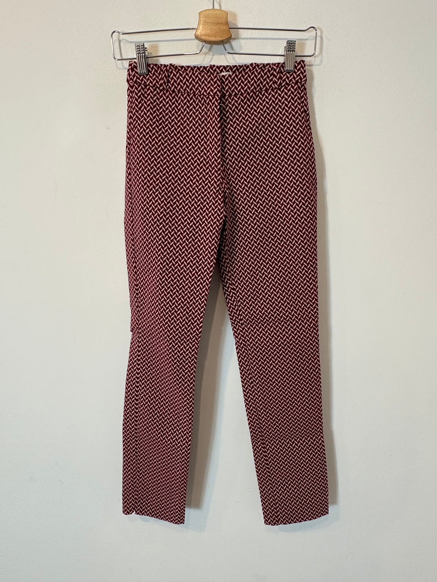 MANGO. Pantalón elastico burdeos estampado. T 36