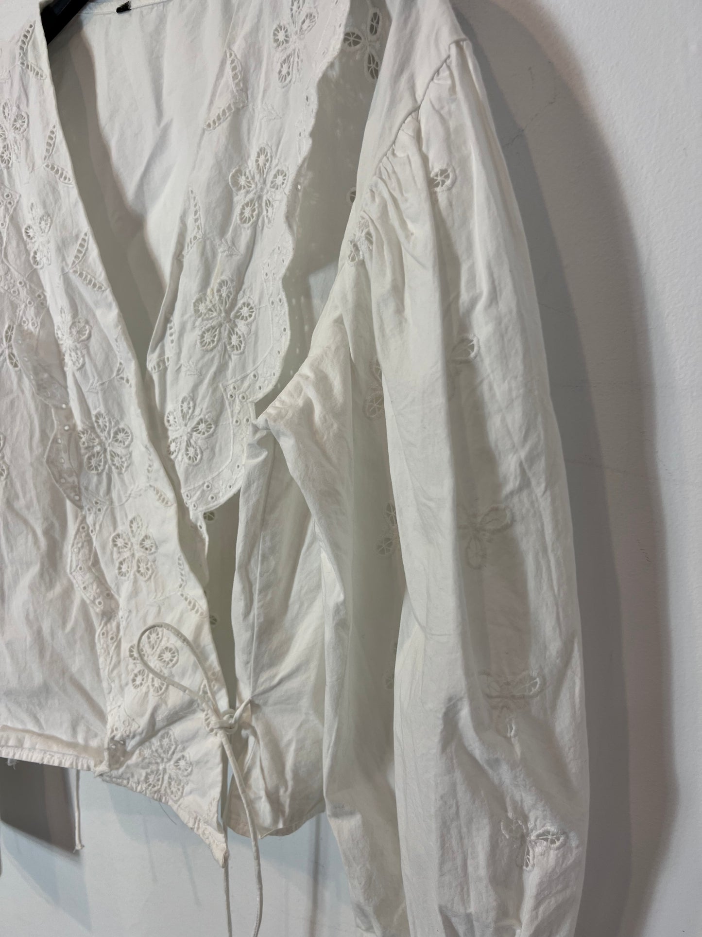 OTRAS. Blusa blanca cruzada T.u(S)