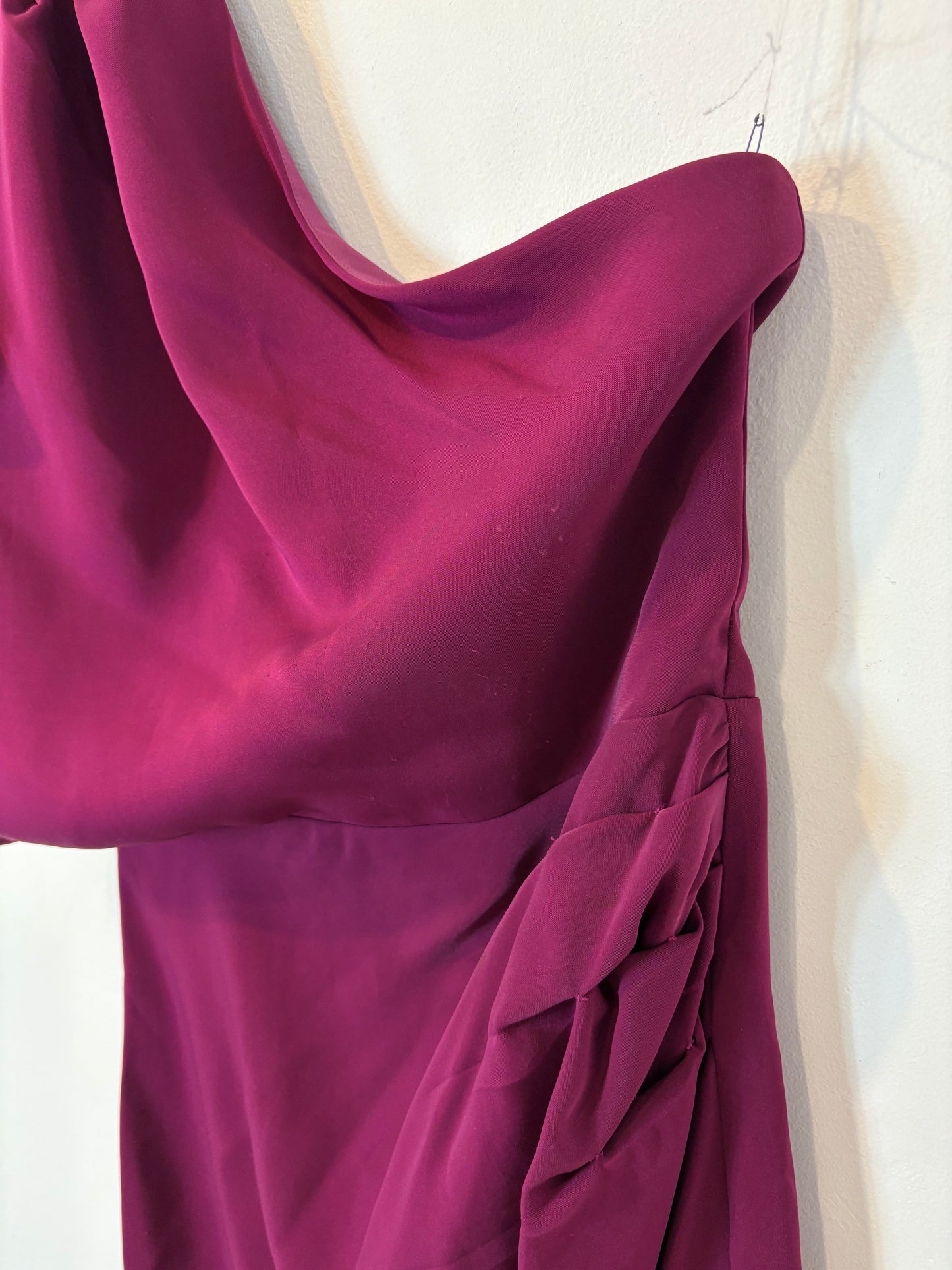 BRUNA. Vestido midi asimétrico