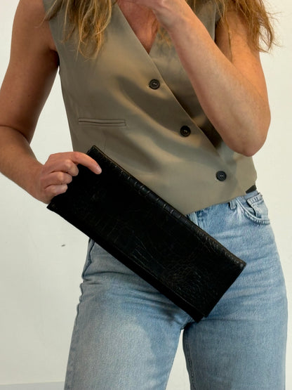 VERDE ESMERALDA . Cartera de mano negra troquelada