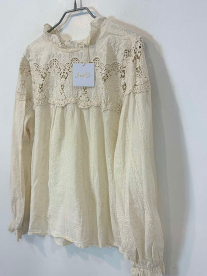 CARLOTA&CO. Blusa color crudo detalles bordados