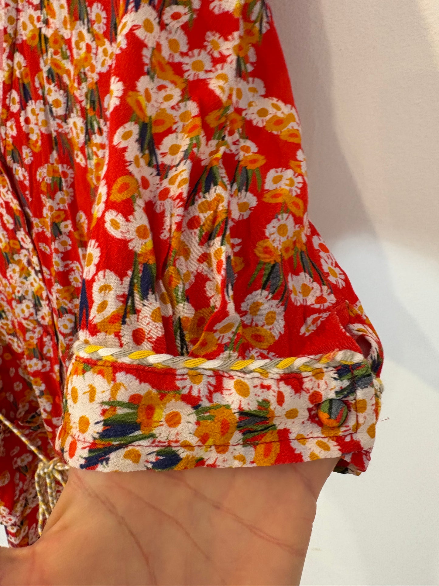 LA PETIT FRANCAISE. Vestido rojo fluido abotonado