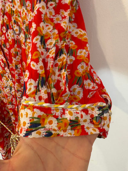 LA PETIT FRANCAISE. Vestido rojo fluido abotonado