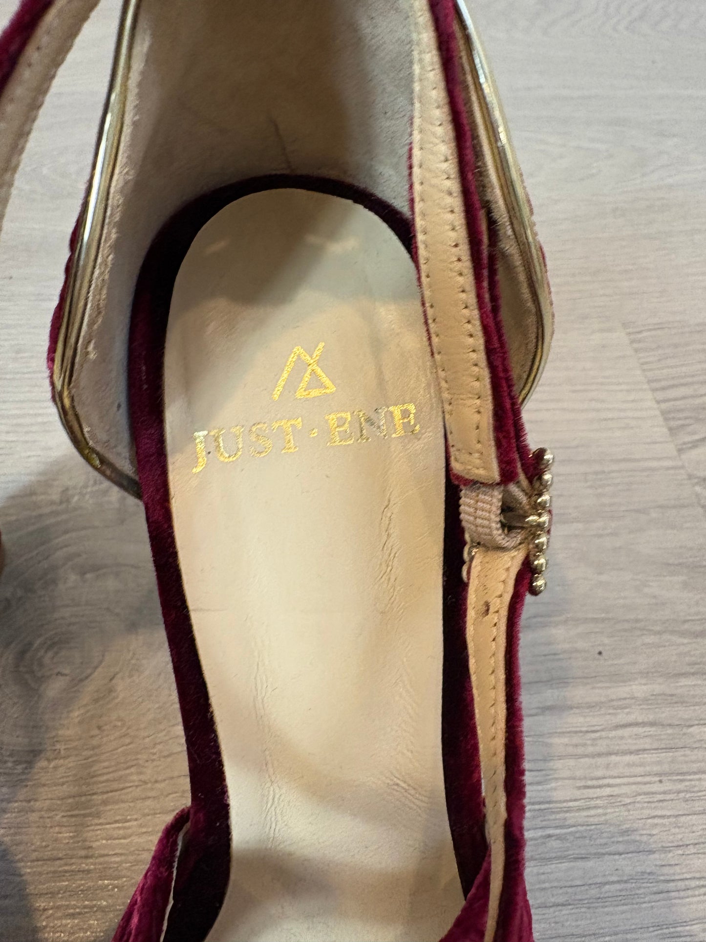 JUST+ ENE. Sandalia terciopelo burdeos