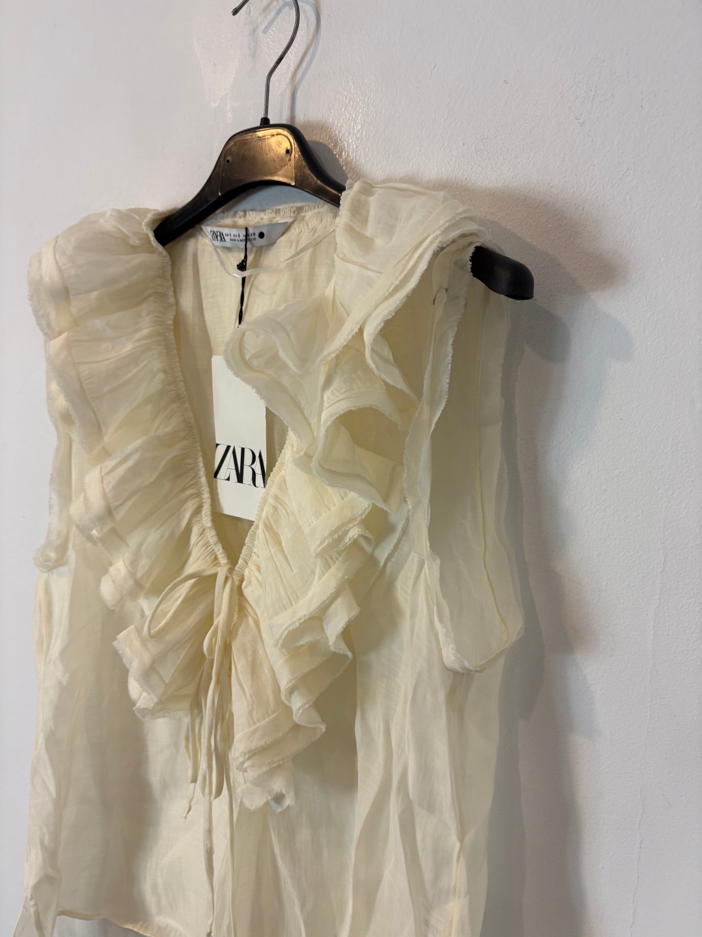 ZARA. Blusa volante crudo