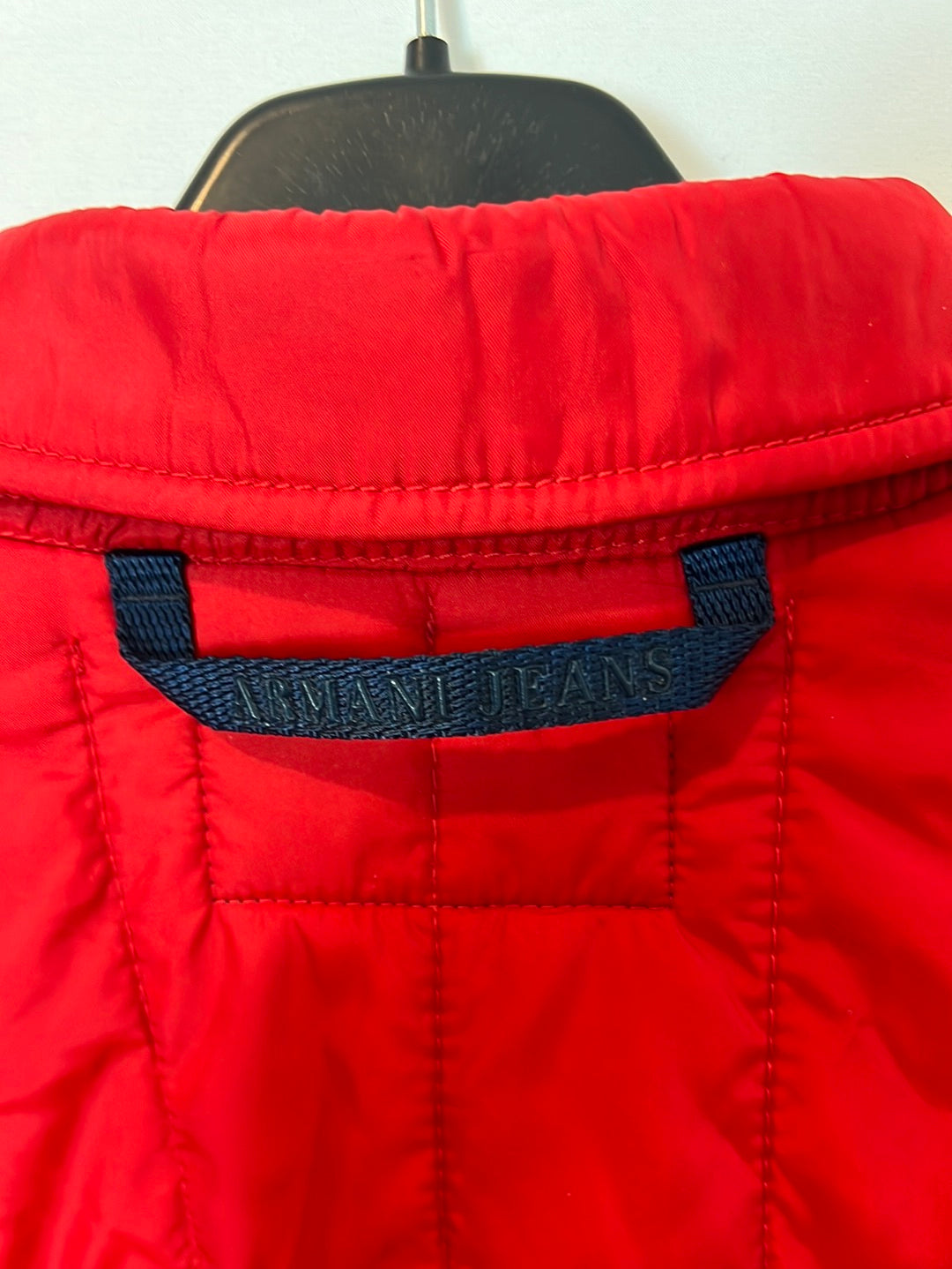 ARMANI JEANS. Chaqueta roja acolchada. T S