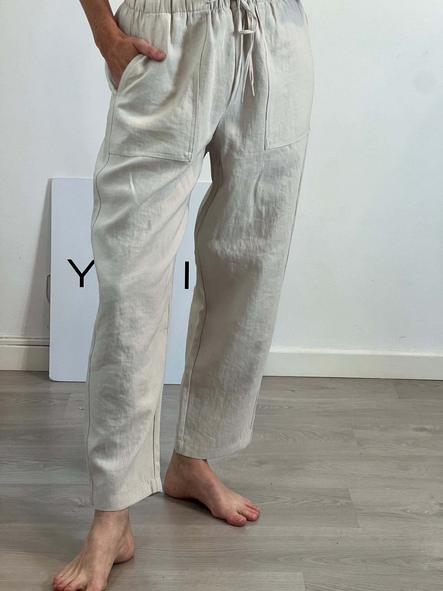 ZARA. Pantalón fluido beige. T M