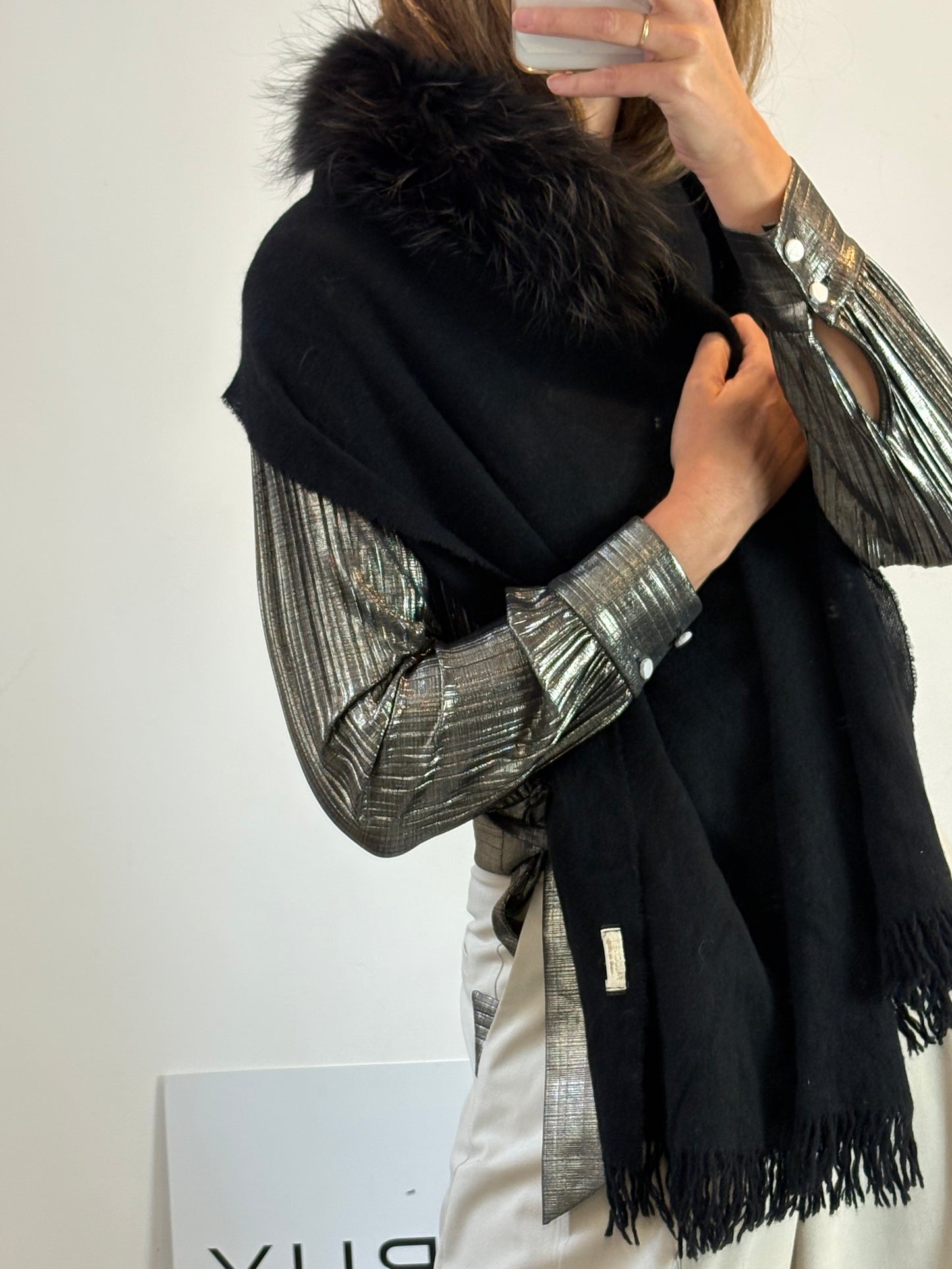 FALCONERI. Bufanda negra con pelo natural