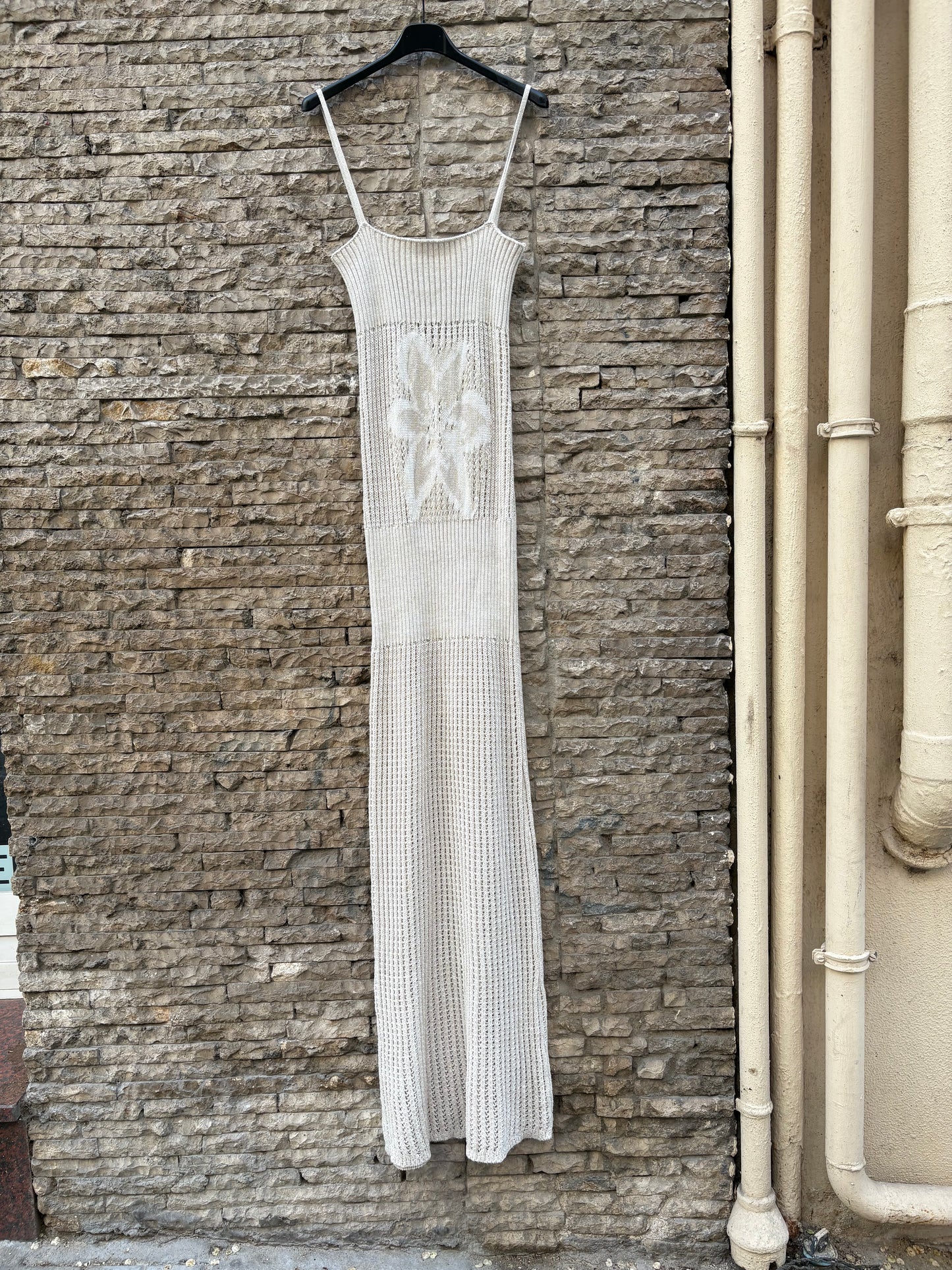 SIEDRÉS X MANGO. Vestido largo troquelado punto