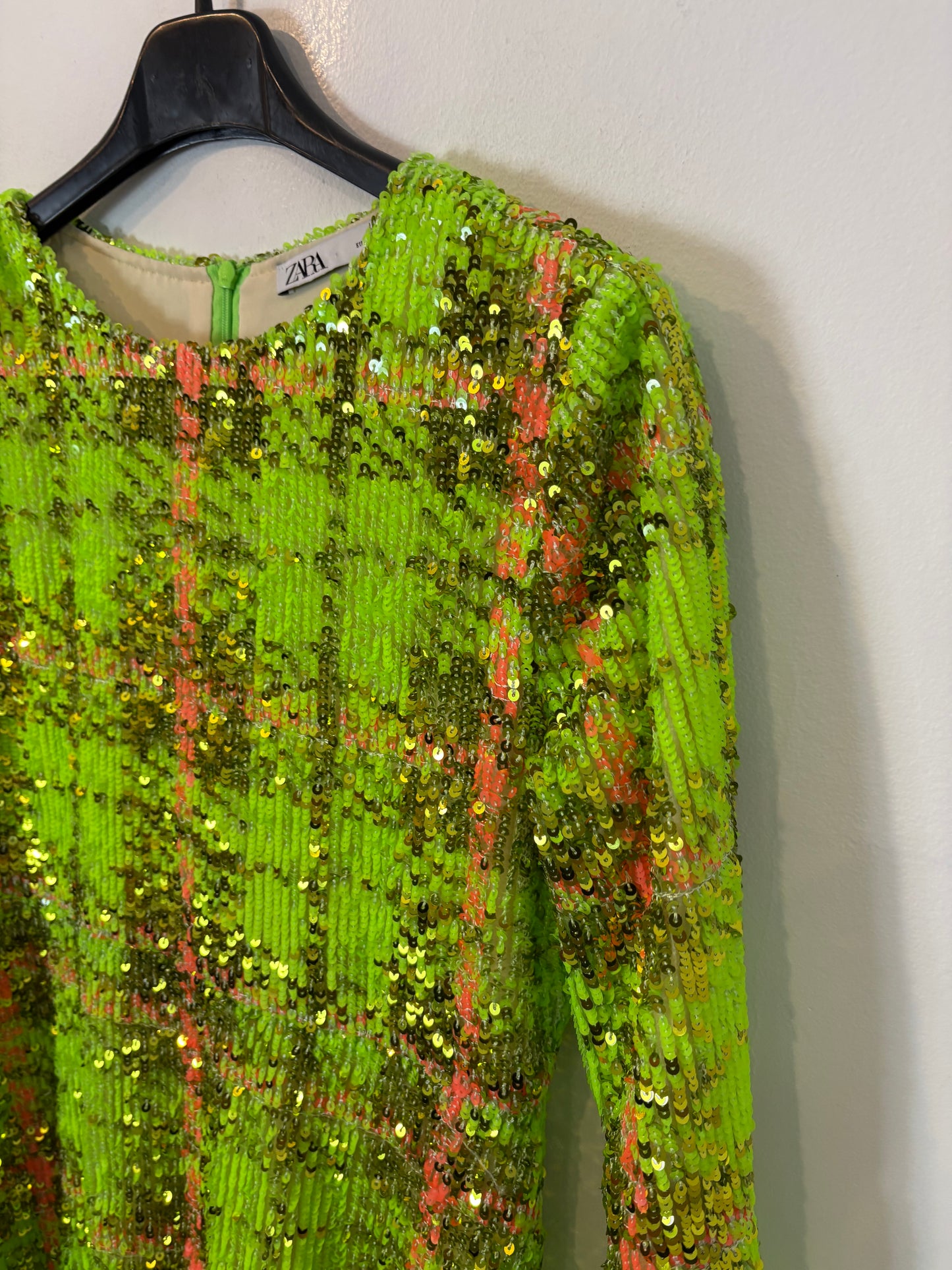 ZARA. Vestido corto lentejuelas fucsia. T S