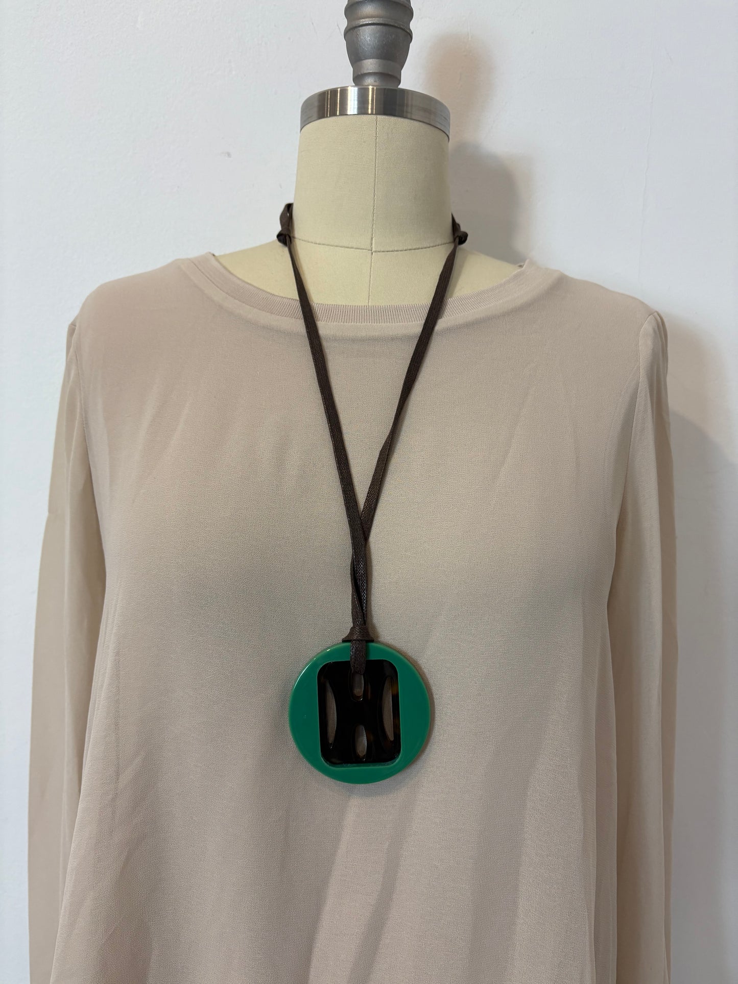 OTRAS. Collar cuero regulable colgante carey