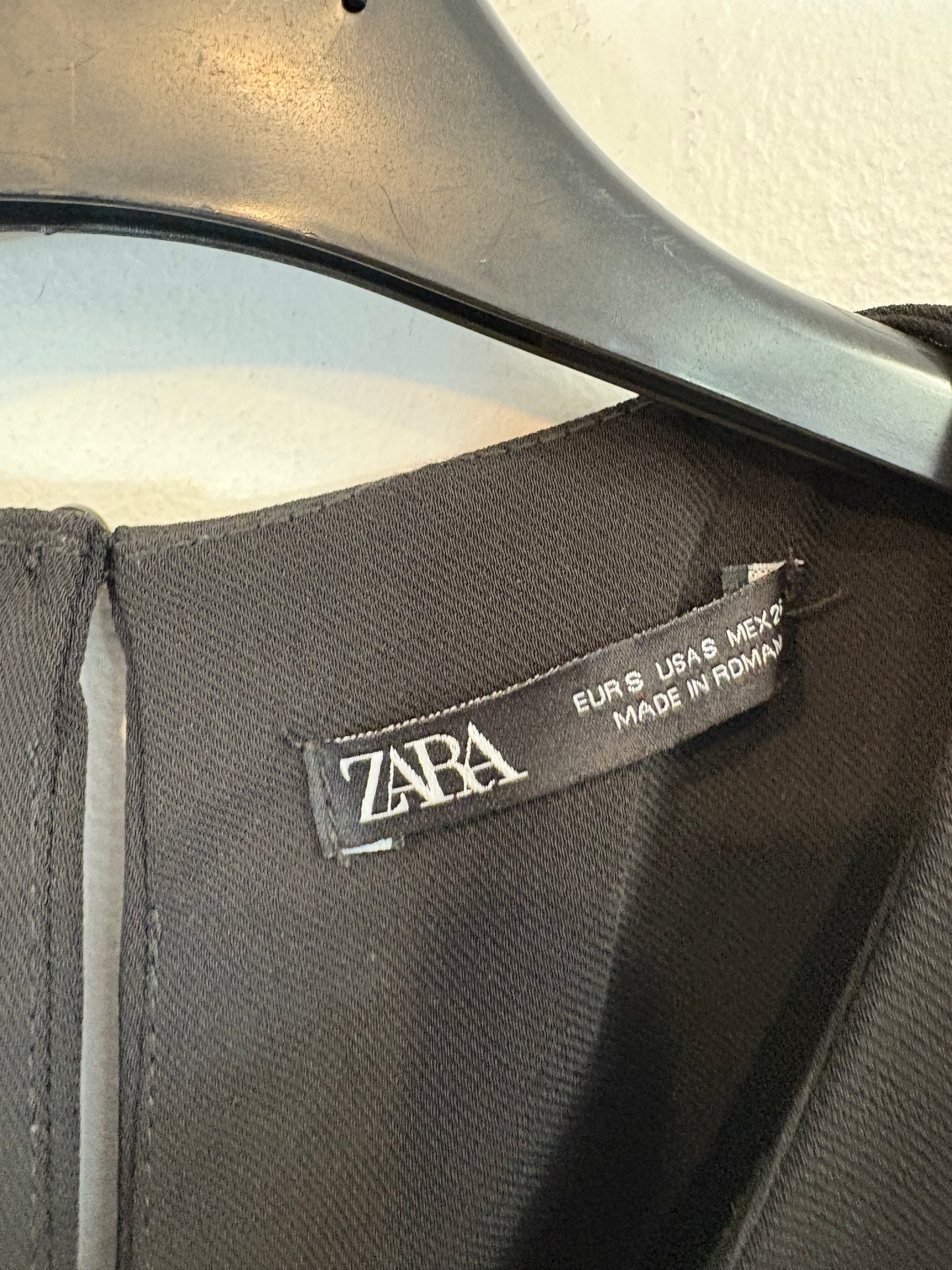 ZARA. Mustard textured back top. TS