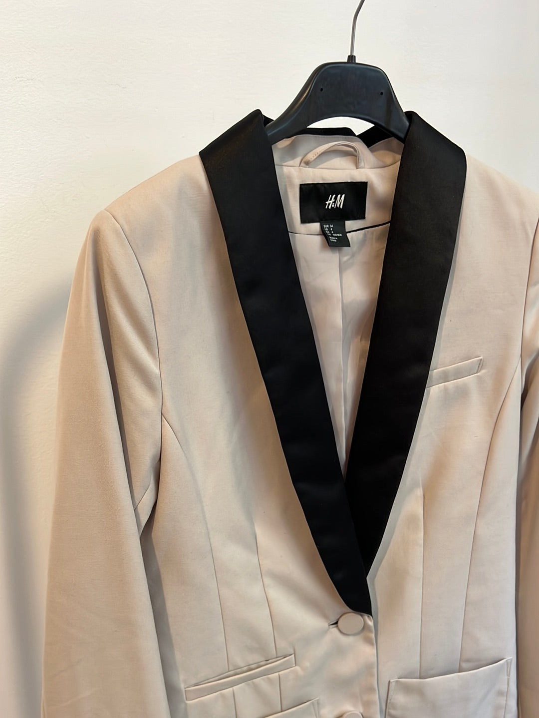 H&amp;M. Beige blazer with black lapel. Size 34