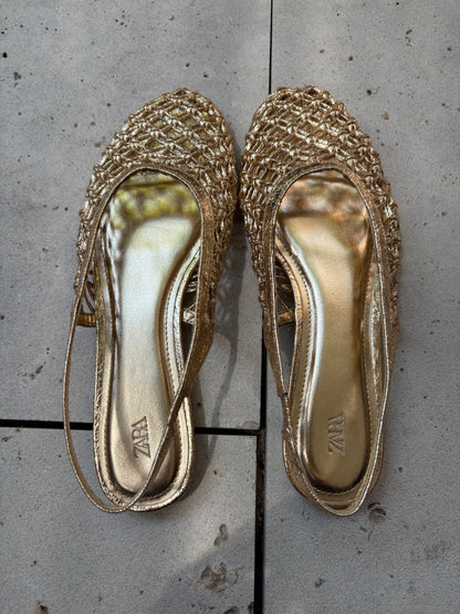 ZARA. Sandalias destalonadas. T 38