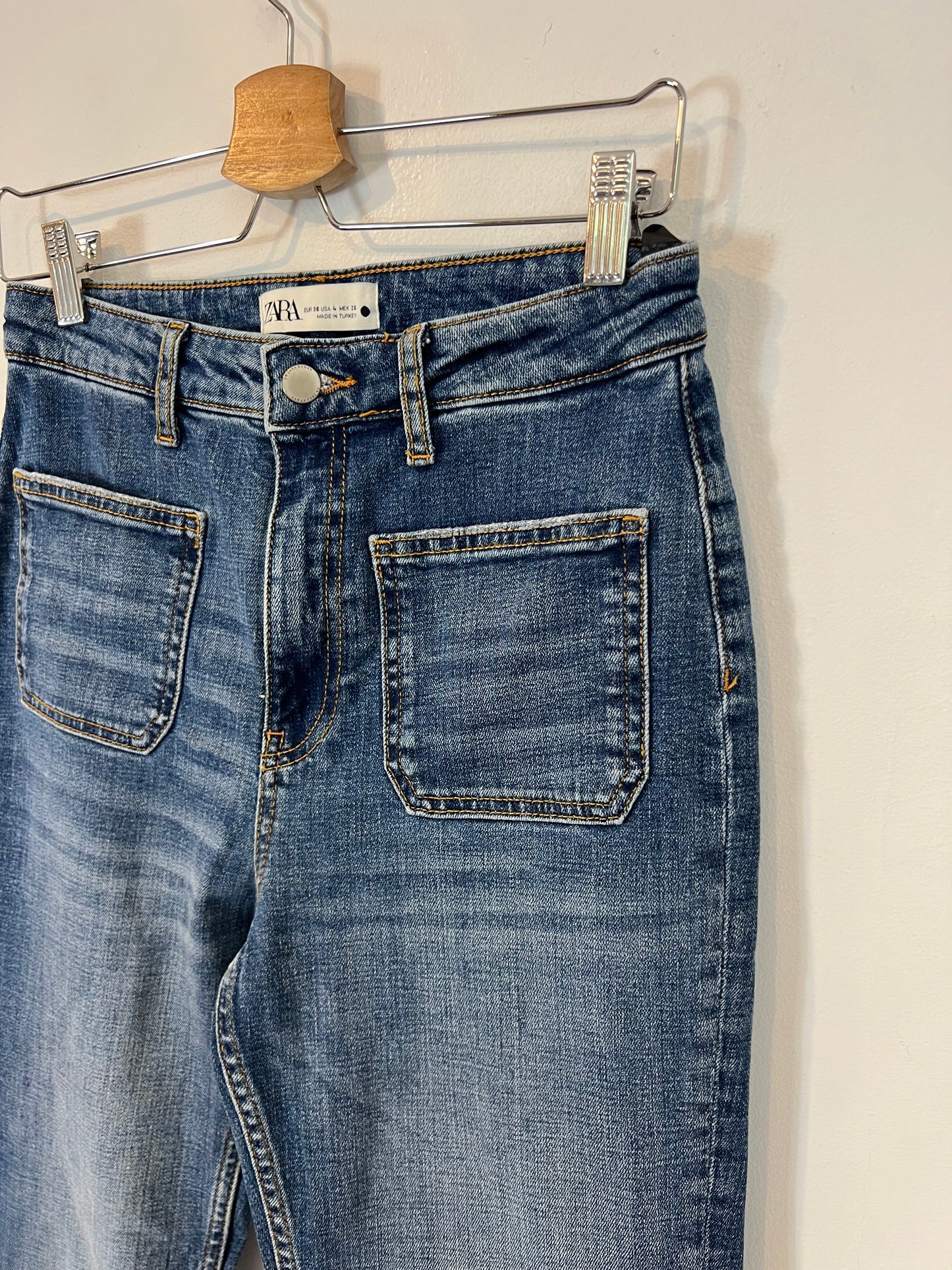 ZARA. Denim cropped bolsillos. T 36