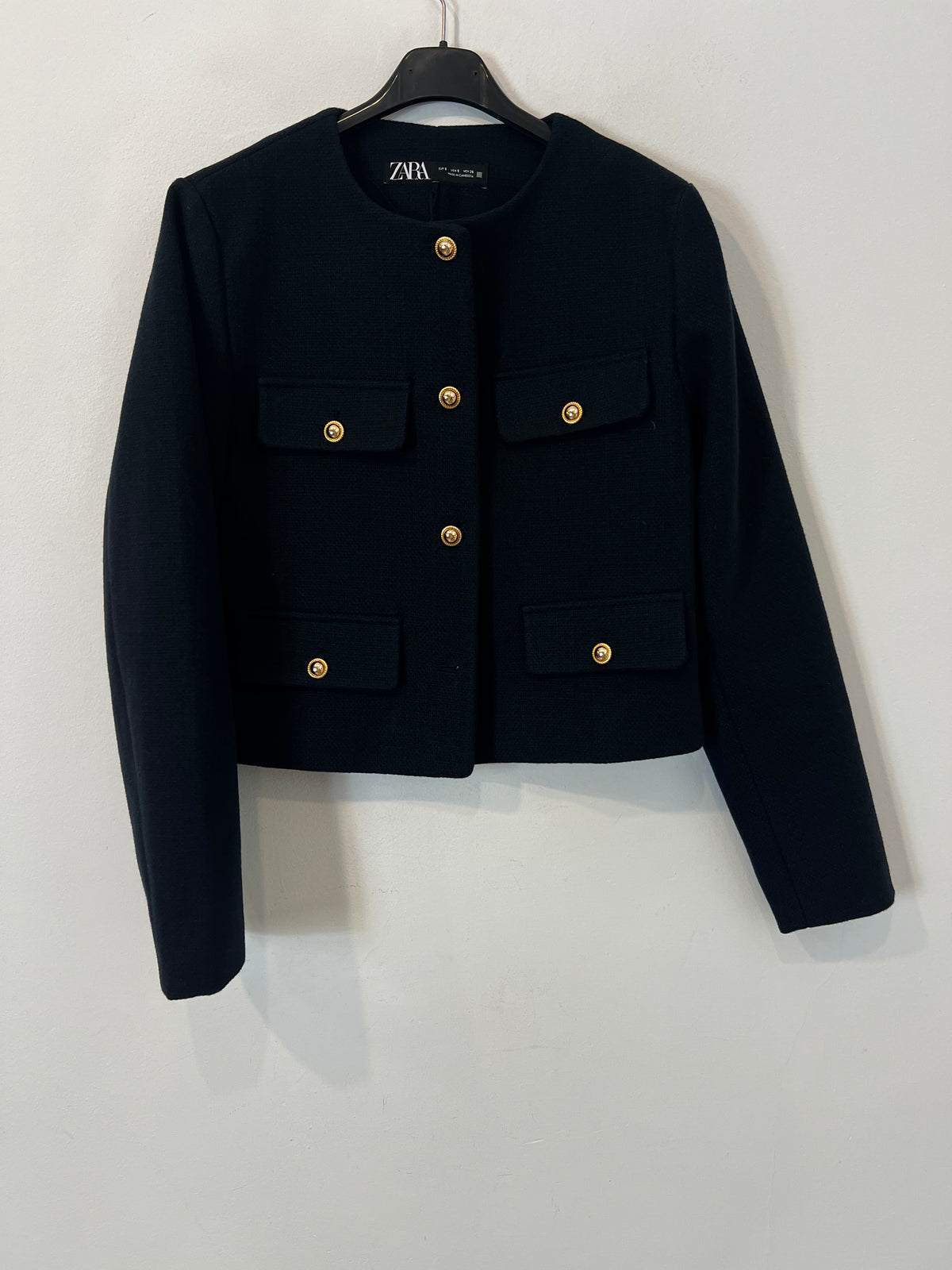 ZARA. Chaqueta azul botones dorados