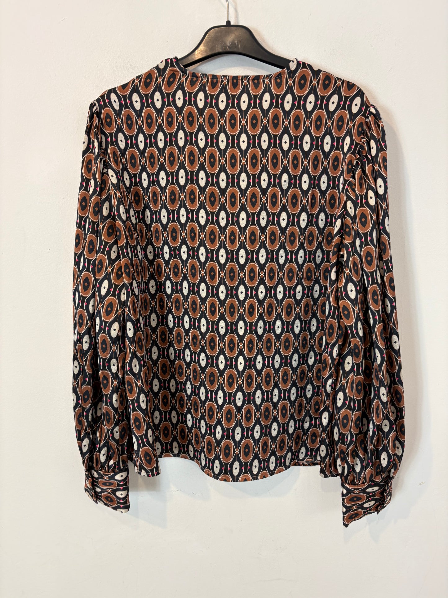 VILAGALLO. Total look fluido estampado geométrico