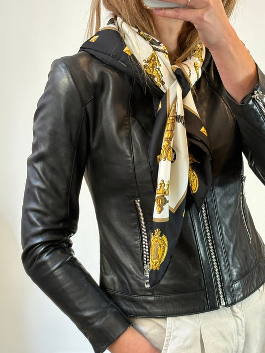 UTERQÜE. Chaqueta negra piel