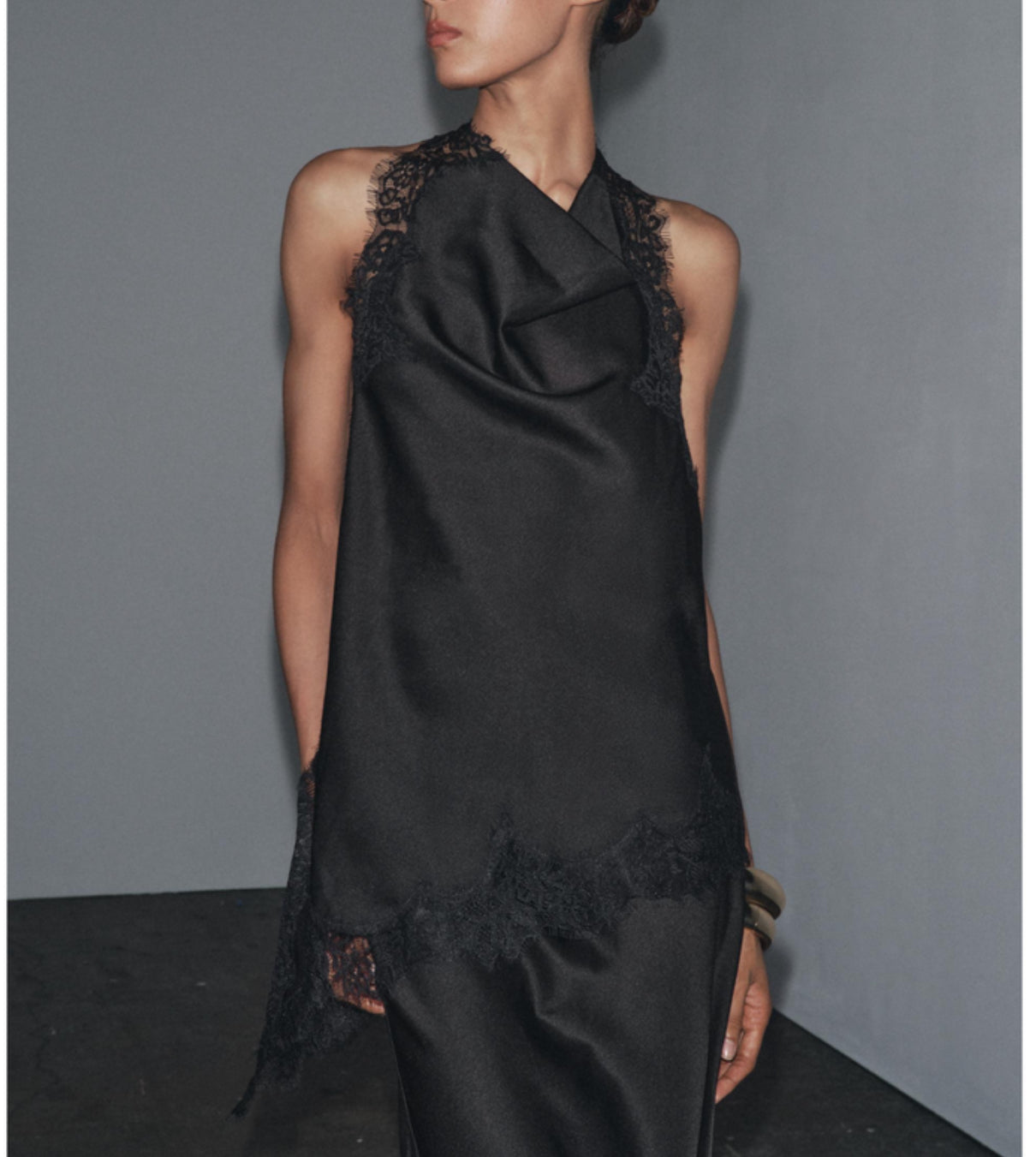 ZARA. Top negro lencero