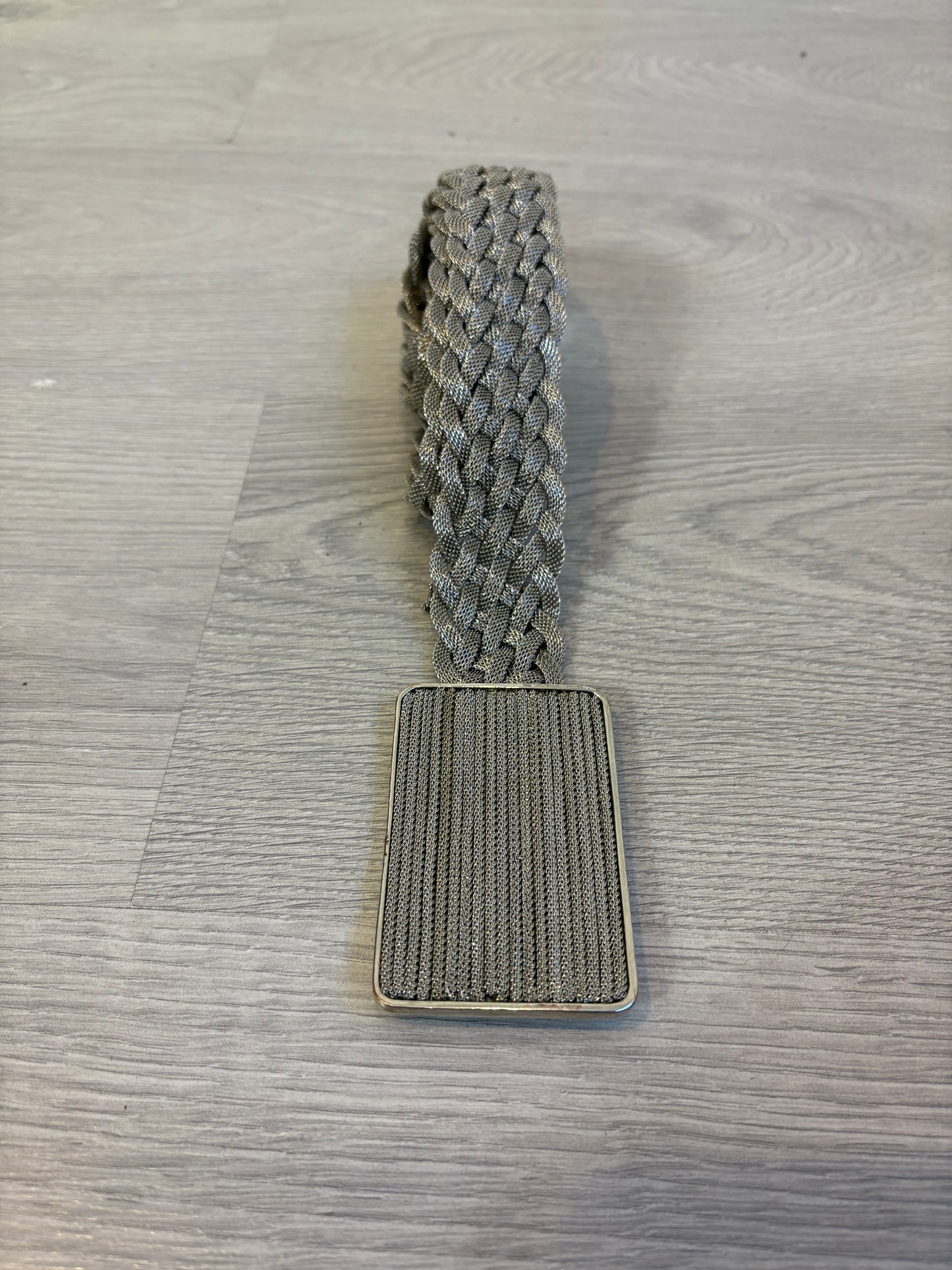 BIMBA Y LOLA. Cinturón trenzado metalizado