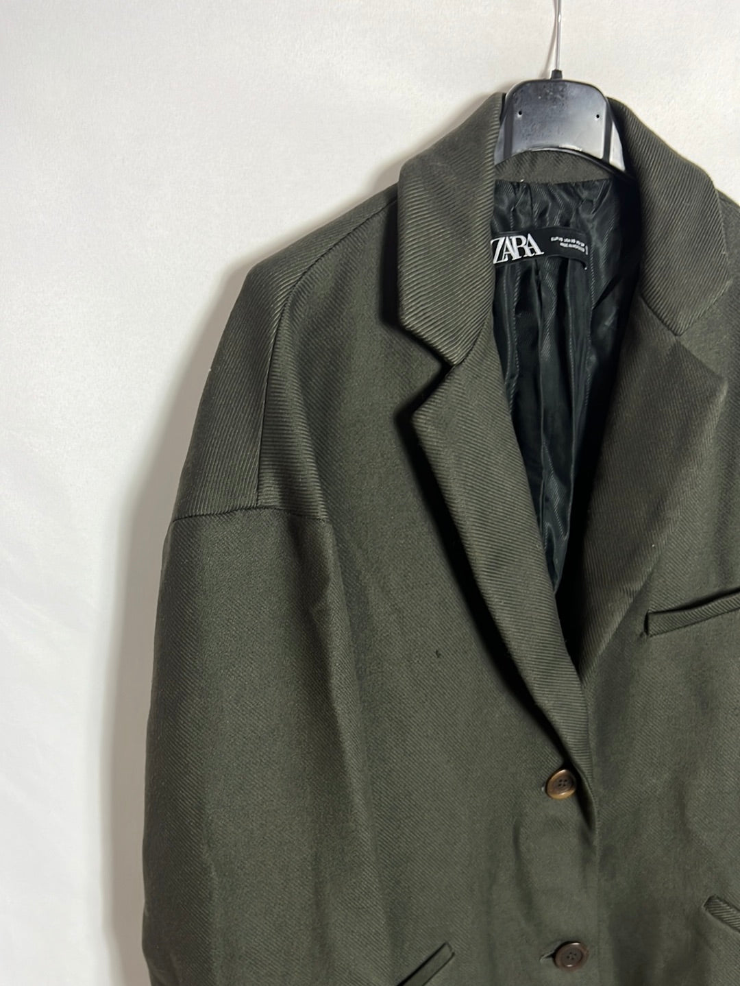 ZARA. Abrigo verde largo textura. T XS