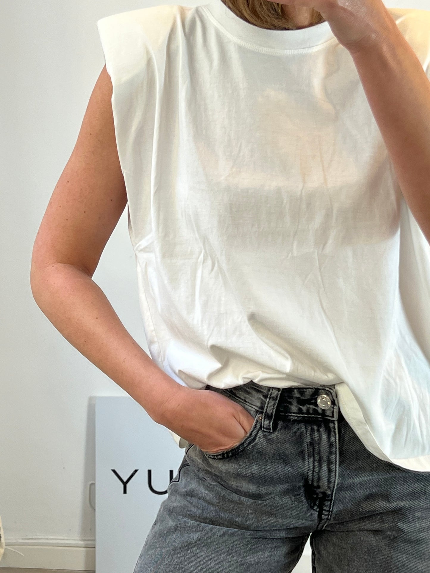 ZARA. Camiseta blanca hombreras. T L