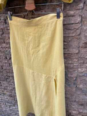 LAAGAM. Conjunto amarillo con lino