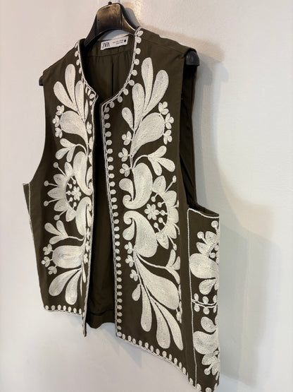 ZARA. Chaleco verde bordados
