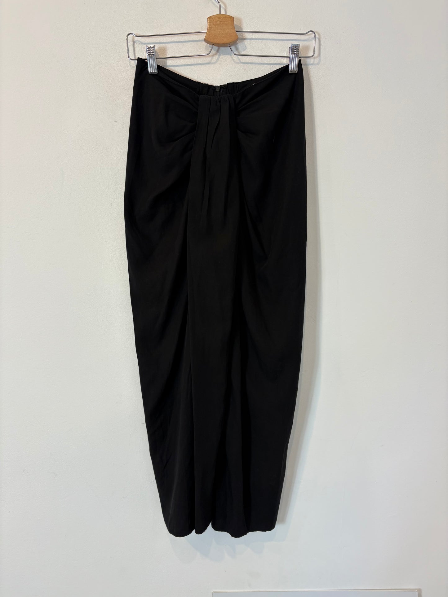 DISSH. Falda negra detalle