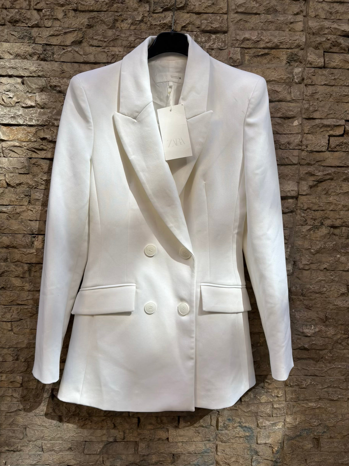 ZARA. Blazer blanca hombreras