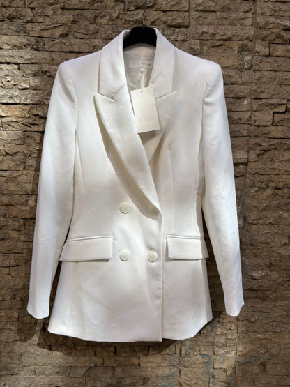 ZARA. Blazer blanca hombreras