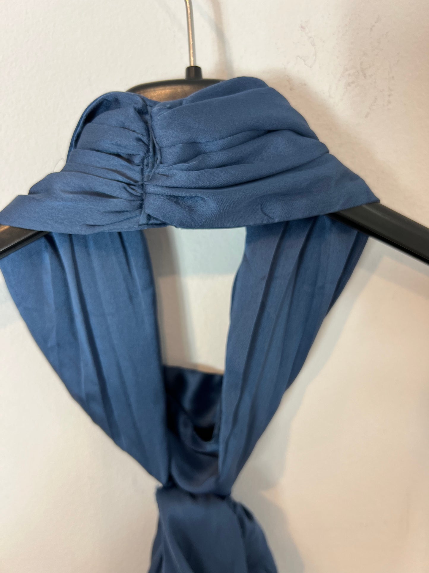 MANGO. Top halter satinado azul . T M