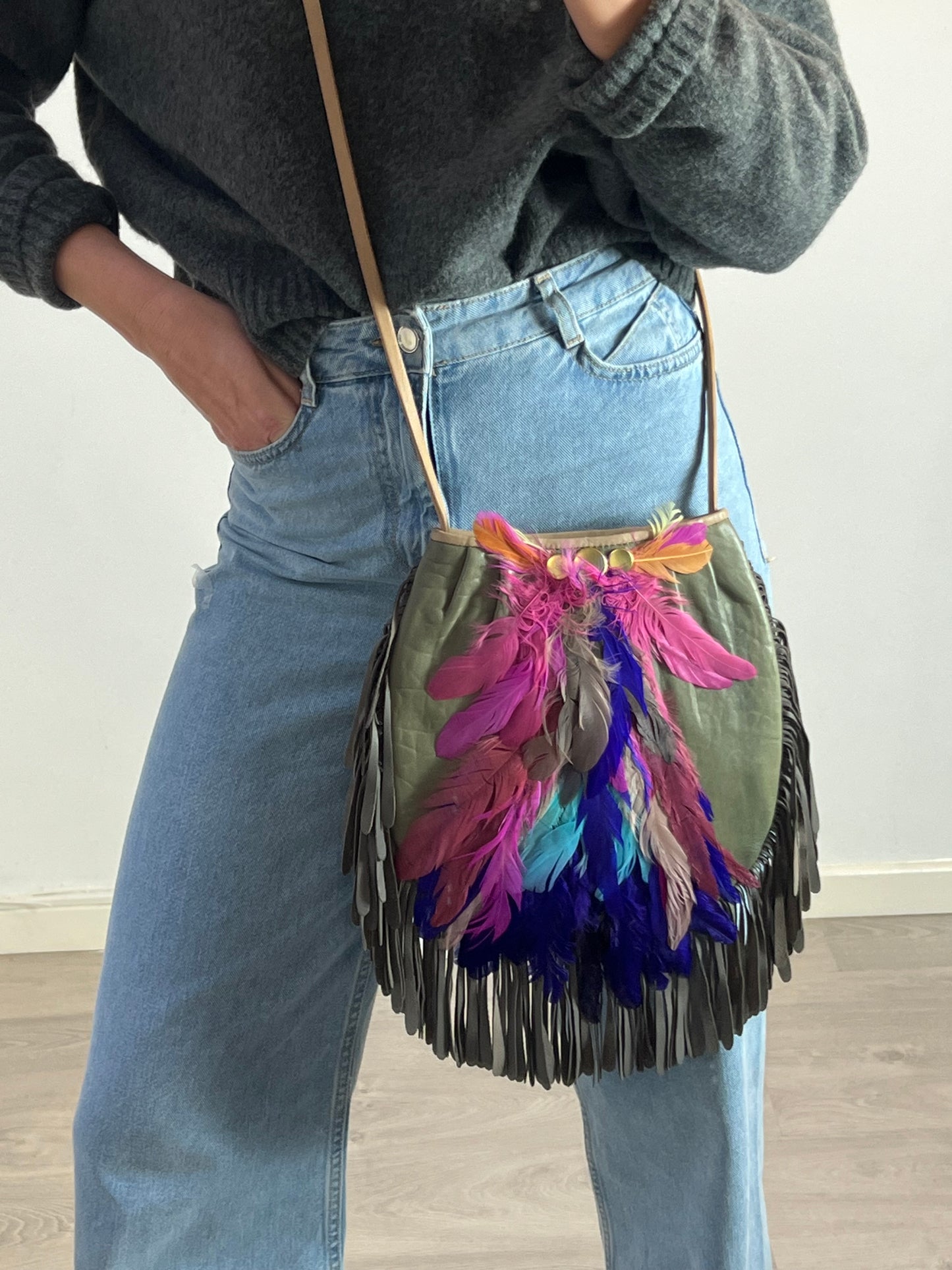 INTROPIA. Bolso piel plumas y flecos