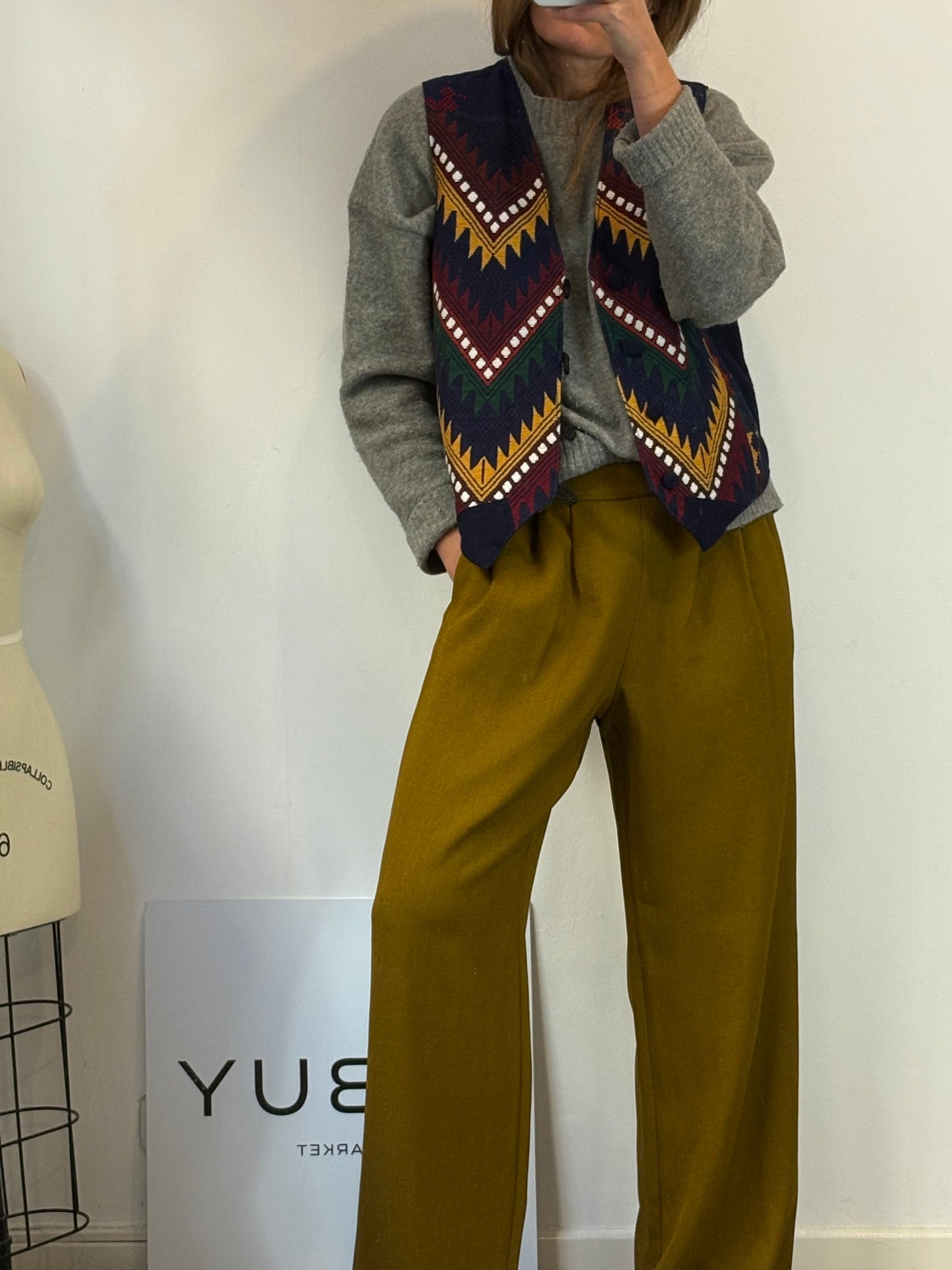 OTRAS. Chaleco azul bordado colores