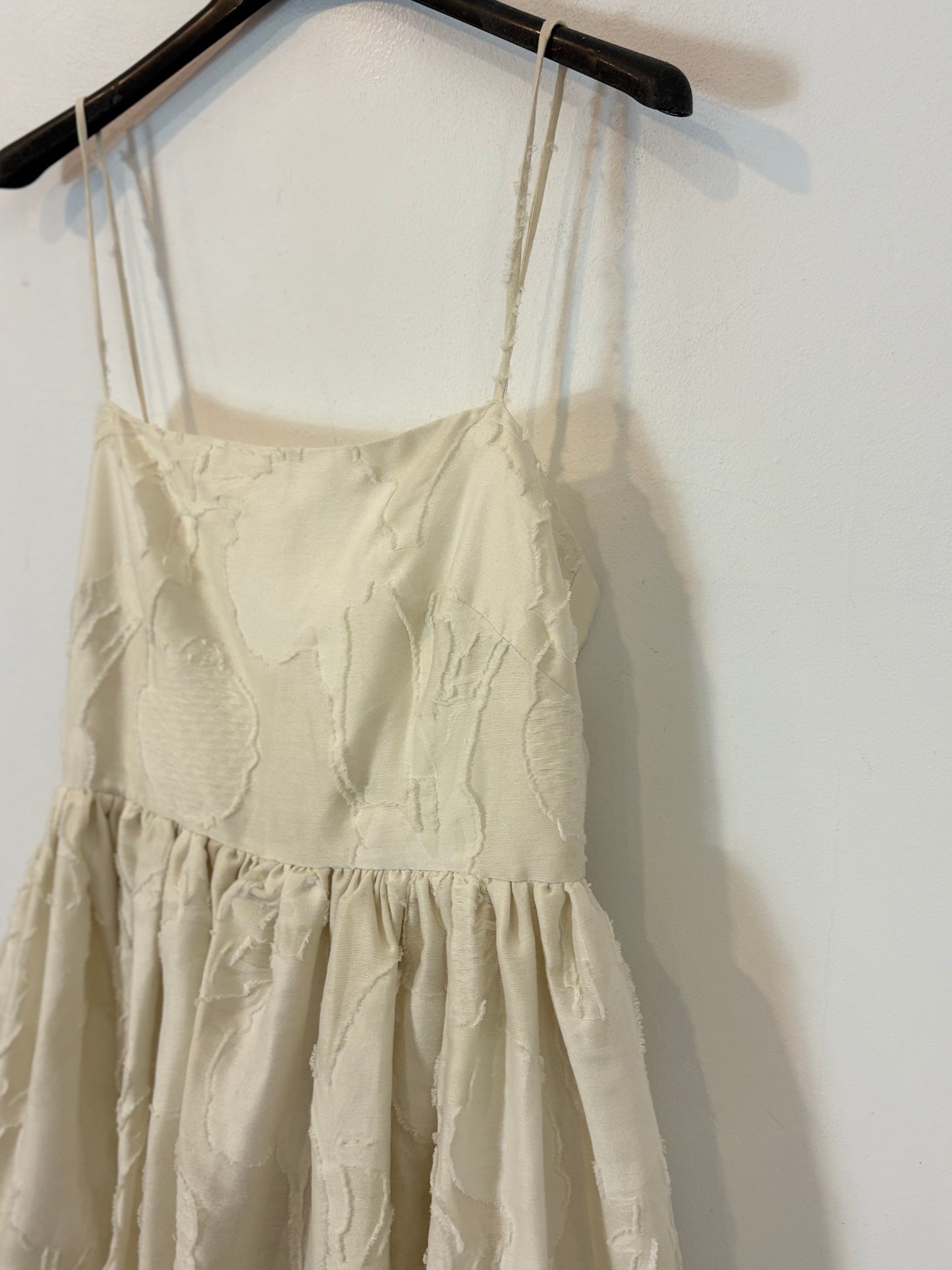 H&M. Vestido midi textura y vuelo. T XS