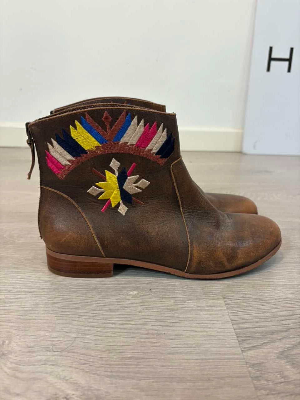 CYNTHIA VINCENT. Botines piel bordados. T 38