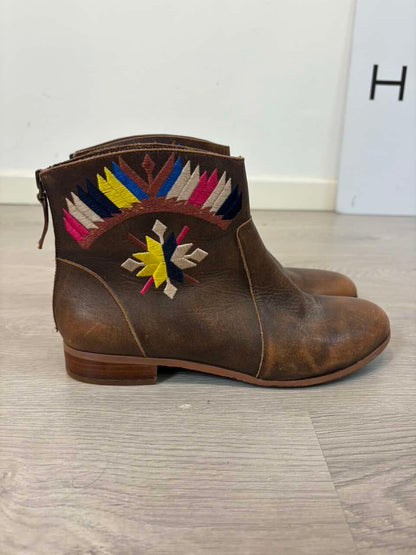 CYNTHIA VINCENT. Botines piel bordados. T 38
