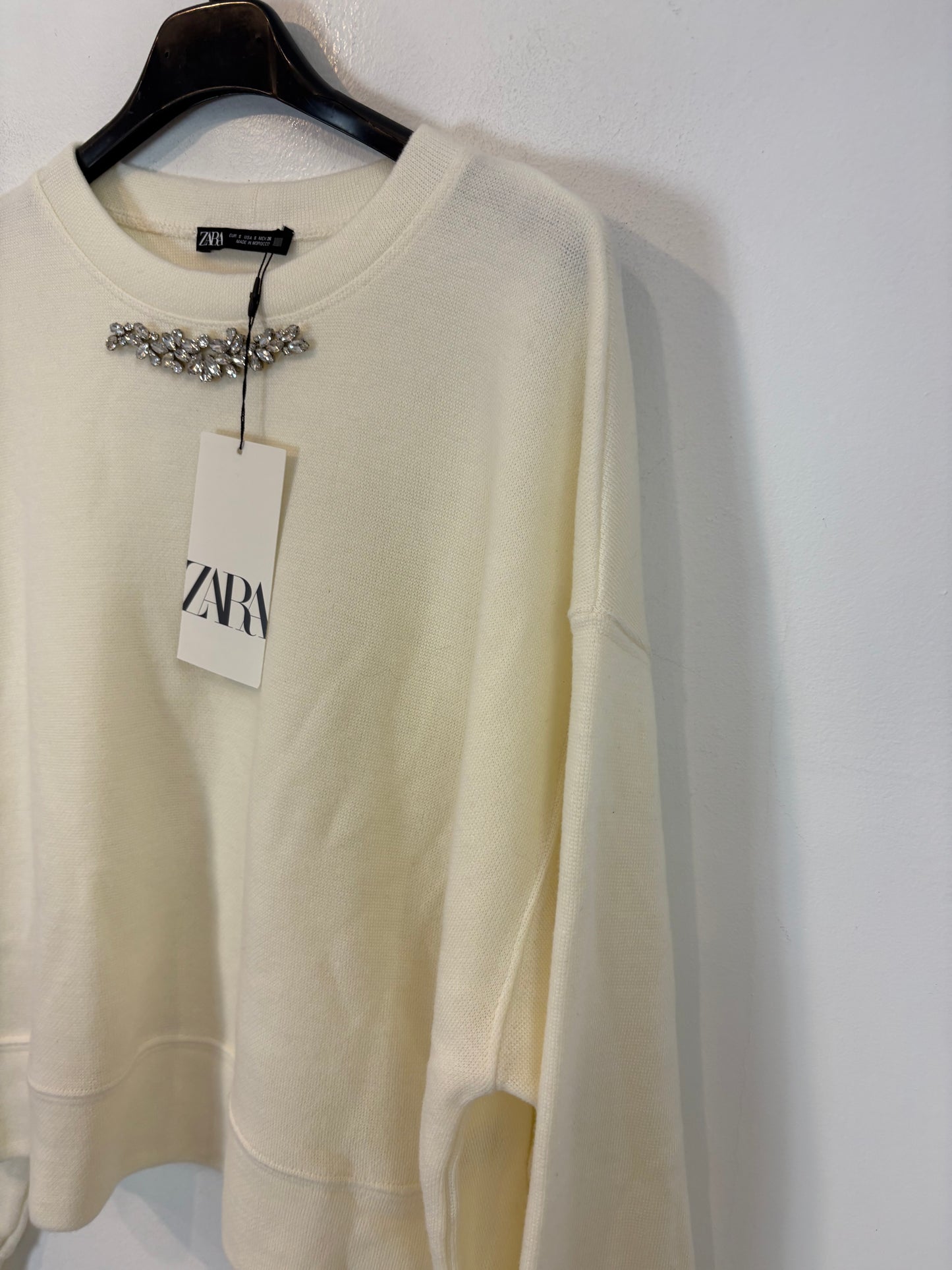 ZARA. Ecru sweater with neckline detail. TS