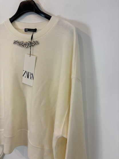 ZARA. Ecru sweater with neckline detail. TS