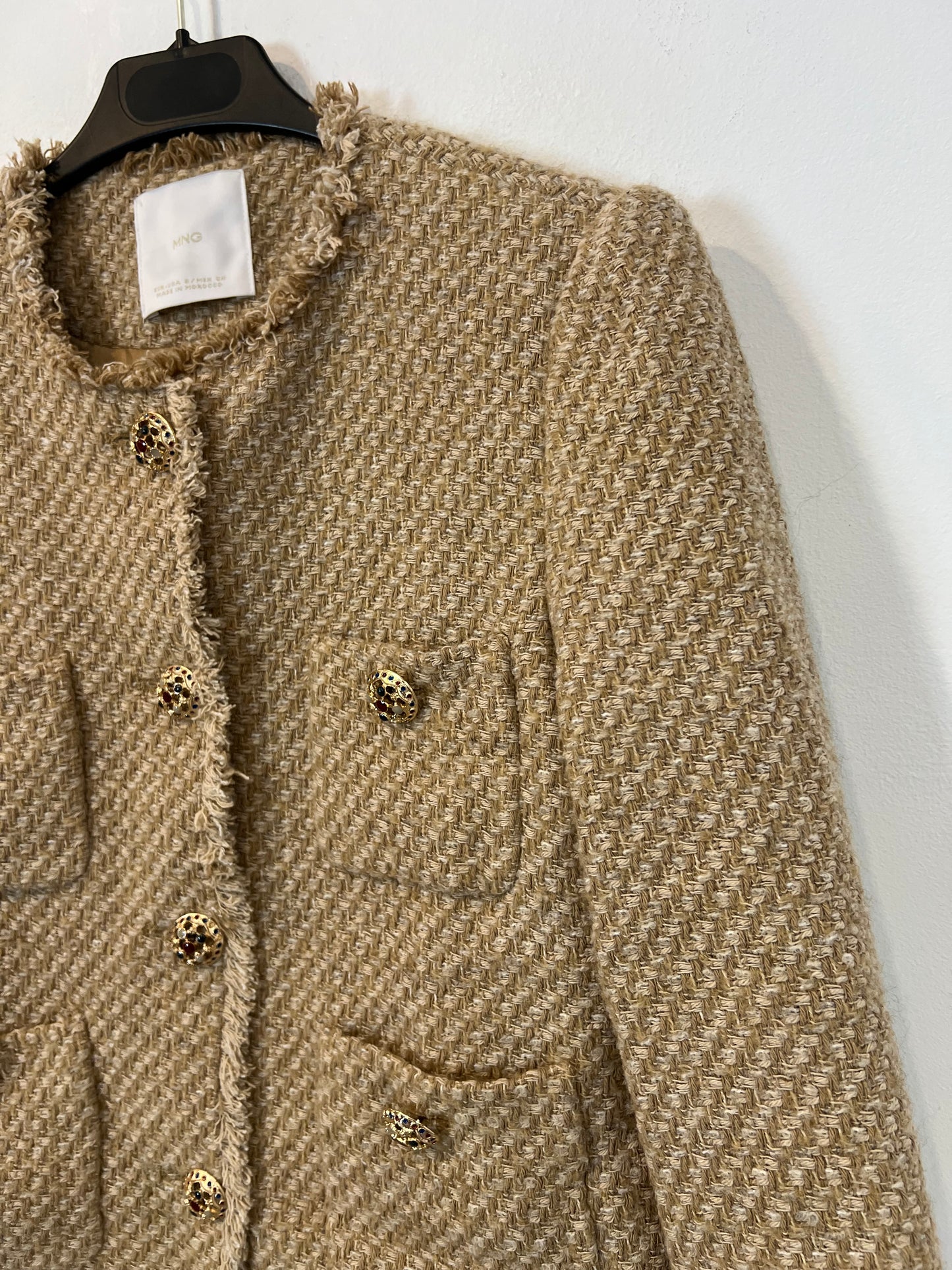 MANGO. Chaqueta tweed botones joya