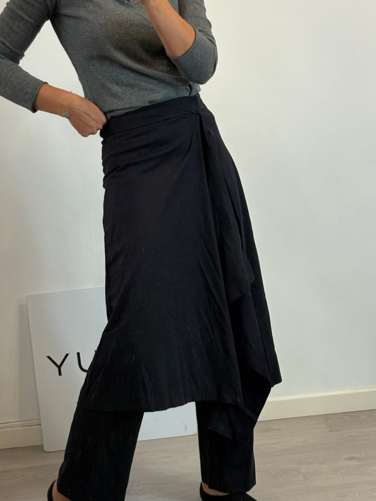 ZARA. Pantalón largo azul fluido efecto falda